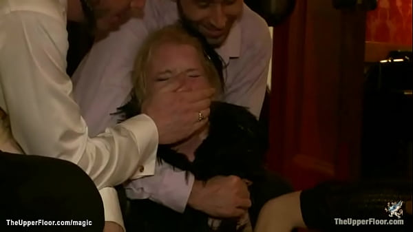 Groupe D'esclaves Baisé Lors D'une Soirée Bdsm