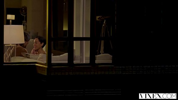 Vixen Actrice Est Séduite Par Un Couple Hollywoodien