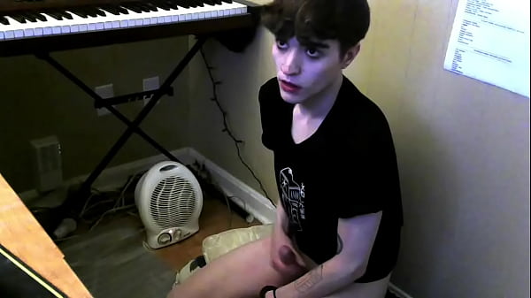 19 y/o sub boy cumming for group of webcam stra...