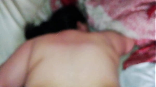 Dagadt nő élvezi a kemény anális kalandot