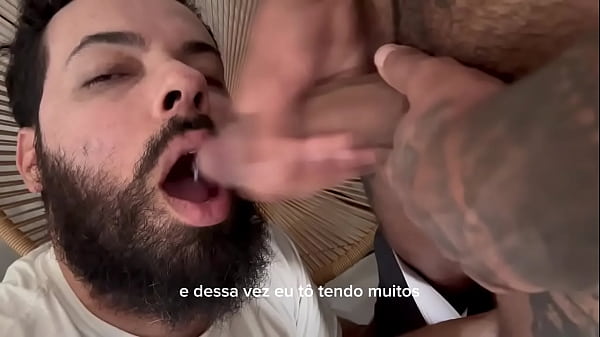 Download Video - Homem barbudo chupa 41 paus -10&deg; mamada - V&iacute;deo completo no RED
