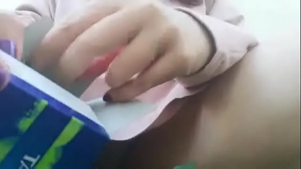 Download Video - Video veramente rischioso mi cambio un assorbente interno in un garage di un mio vicino