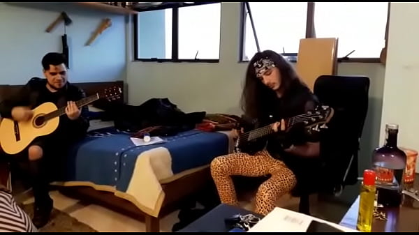 Guitarra não aguenta com Carlos e acabou estragando, botamos pra fuder com o violão dessa vez. Familia assistindo. #FelizDiaDosPais com Asian acústico.