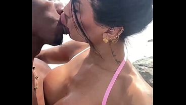 Download Video - Sexo em publico comendo a trans na praia de abric&oacute;