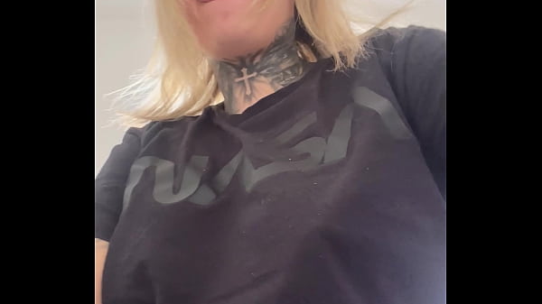 Download Video - Vi um vizinho me olhando fiquei com tesao e chamei o corno do meu marido pra chupar ele enquanto o vizinho me olha qui del&iacute;cia &excl;