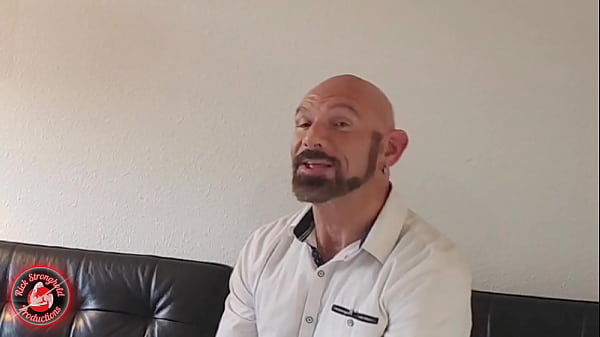 El vigilante del edificio me mostr&oacute; su verga y se la chupe, no me aguante cuando la vi, me tom&eacute; toda esa leche