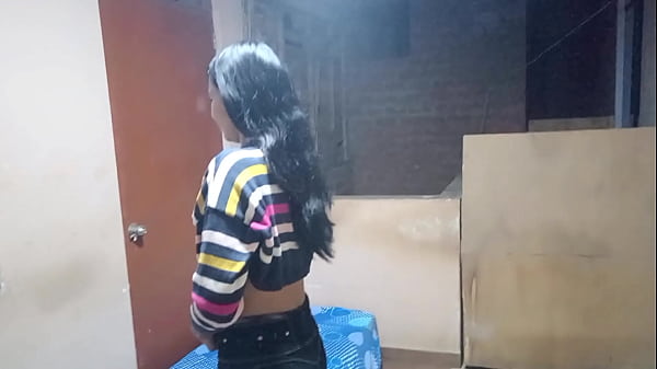 Download Video - Sal&iacute; en b&uacute;squeda de un trabajo y termine haciendo dos&comma; empleada del hogar y de putita del jefe&comma; cuando arreglaba la cama termine con la polla dentro de forma sorpresiva&comma; Uy jefe no nos vaya a ver su esposa
