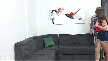 Amigas safadas em viajem usam o brinquedo sexual na buceta bem meladinha um L&eacute;sbo delicioso com duas putinha