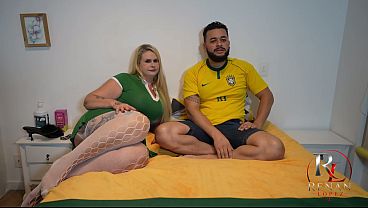 Minha madastra no meio do jogo do brasil come&ccedil;ou a me chupar milf