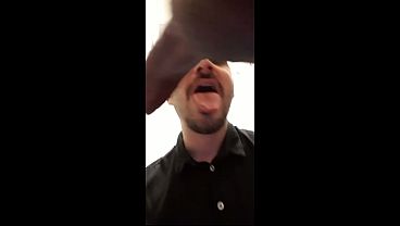 Download Video - Mamando rabo grande en WC publico