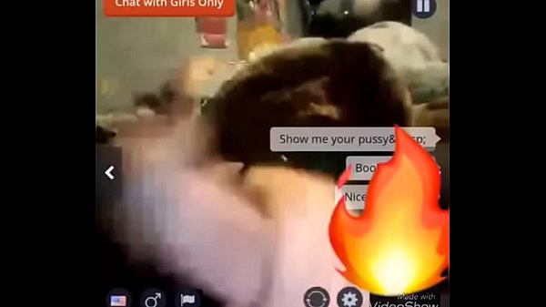 Hombre se jala mientras su novia d. al lado