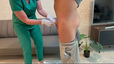 看護師のジェン・キャメロンが快楽のために私のペニスに注射する