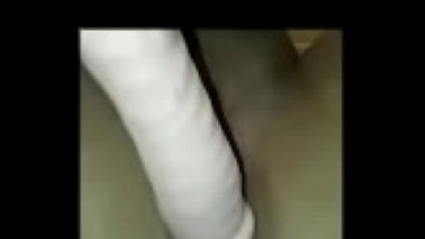 Jugando con pene de goma