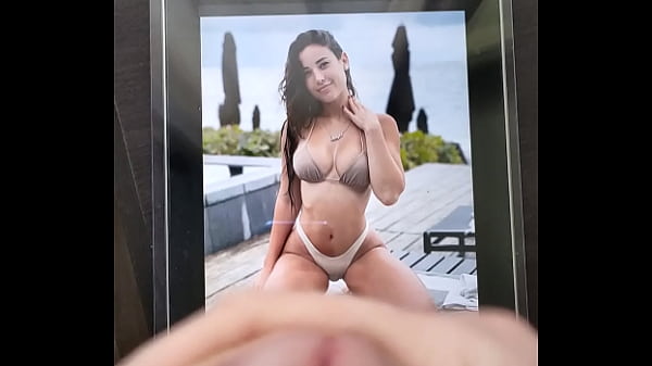 Comment Hommage À Angie Varona