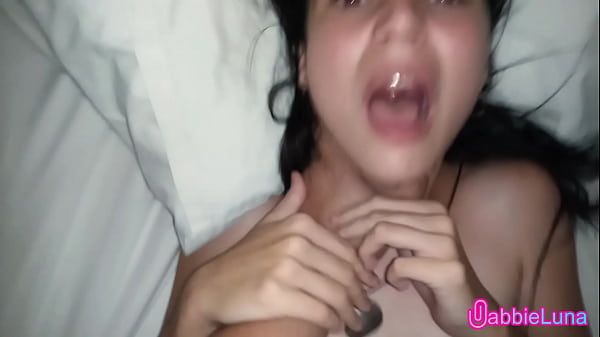 Download Video - Branquinha Magrinha Gostosa Gemendo no Pau Grande do Namorado&excl; &lpar;Gabbie Luna&rpar;