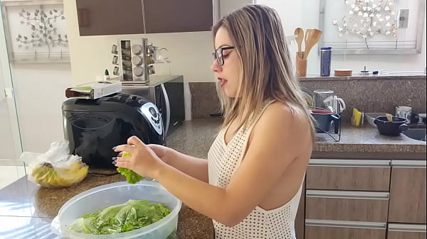 HOT BLONDE IN THE KITCHEN