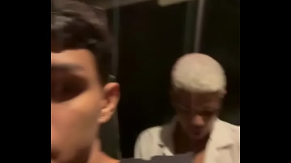 PEGANDO O AMIGO NO BANHEIRO DA BOATE