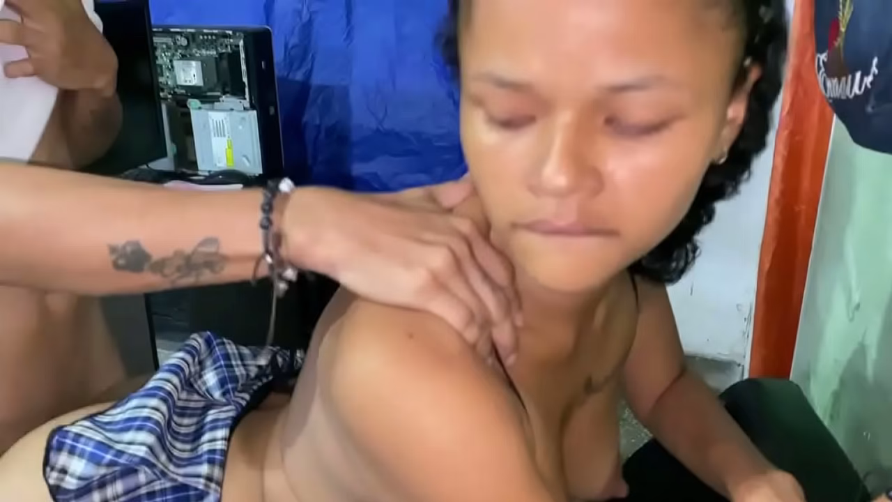 le follo el co&ntilde_o a mi hijastra a sali de clase