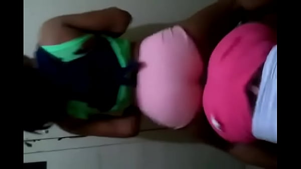 Dos morritas bailan y menean sus nalgotas bien ...