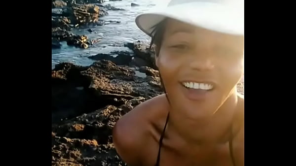 Na praia reborando cu