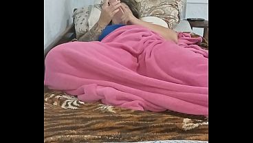 いたずら好きな金髪女性が隣人のアパートにペストリーを食べに行き、目の前で夫にオーラルセックスをする。