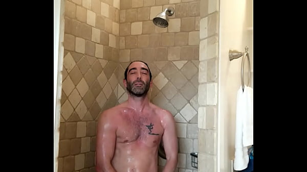 Spycam pega homem sexy no chuveiro