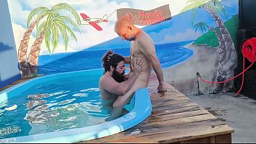 peguei no ato meuPai dando uns pegas no amigo dele na piscina