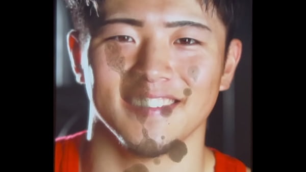 Felizgult férfi izomagy elélvezése