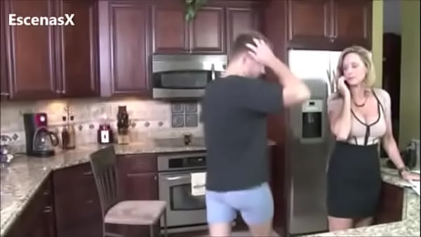 Otra vez mamá regresa para ser follada