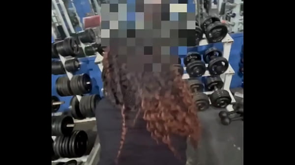 Na academia, o personal estava sem cueca e veio me ajudar; fiquei toda molhada. Quando percebi, fiquei toda molhadinha e dei para ele.