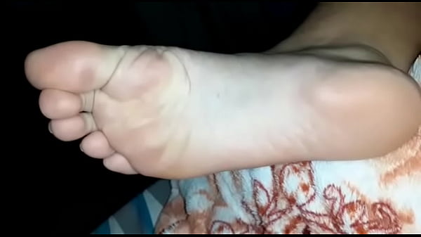 Novinha mostrando as solas/ pezinhos