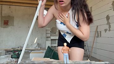 巨女が掃除をしていると、誰かが自分を見ていることに気づく。彼女は小さな男を見つけ、驚き、それから彼に近づき、彼を大きな胸の間に挟んで、彼を使って遊び始める。