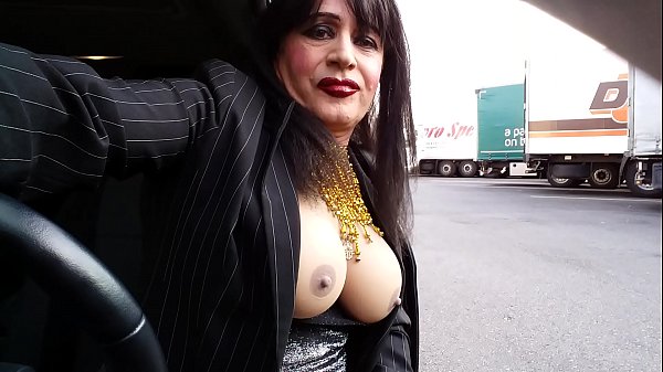 Seins nus devant un defiler de camions