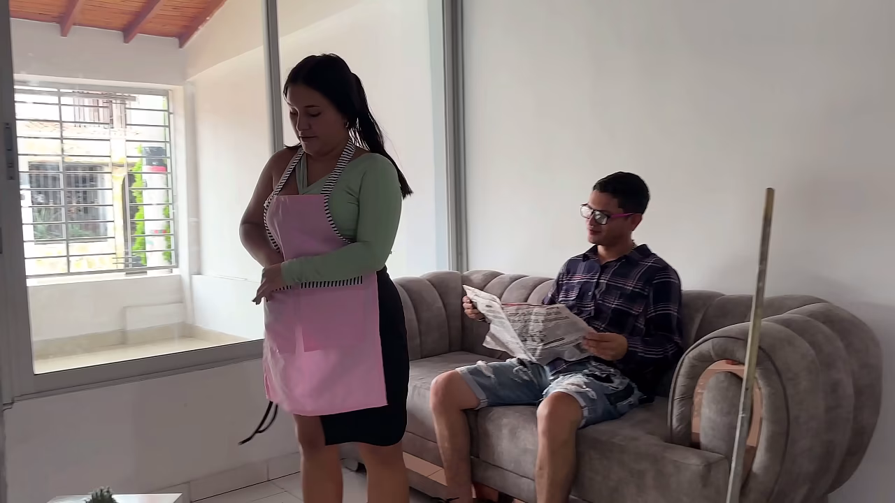 Follando duro a la puta de la sirvienta de la casa, mientras mi esposa sale de compras, termino d&aacute_ndole toda mi jugosa leche en su apretado y grande culo.