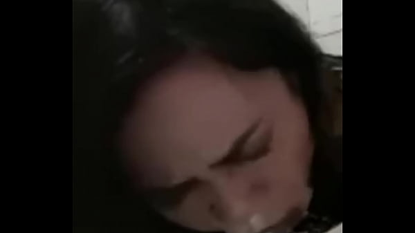 Fille Asiatique Kaleencrab Bâillonnement Sur Un Gode