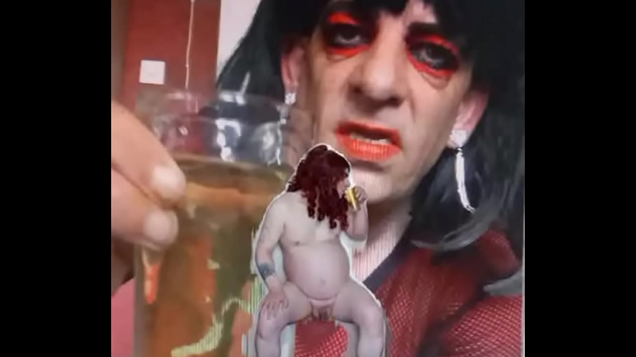 Hombre mariquita bisexual desnudo y expuesto mientras orina y luego lo traga.
                   swallowing gay peeing sissy soloboy sissy crossdress not ashamed real amateur homemade video naked and exposed not cam shy me in the background of this video glass full of pee muchos negros