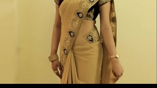 Download Video - HOT GIRL SAREE WEARING and Showing her NAVEL and BACK