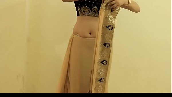 HOT GIRL SAREE WEARING and Showing her NAVEL and BACK