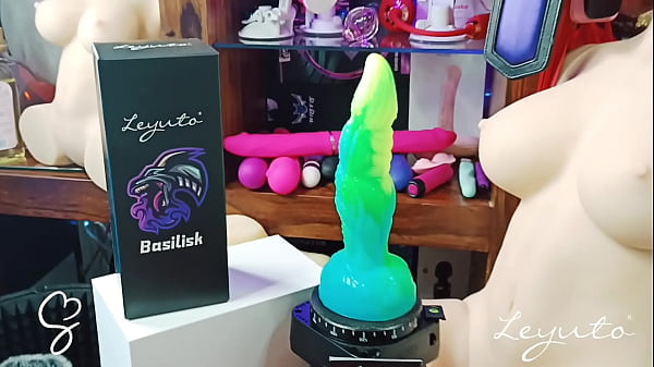 Sarah Sue Examine Le Gode Basilisk Luminous Fantasy De Leyuto