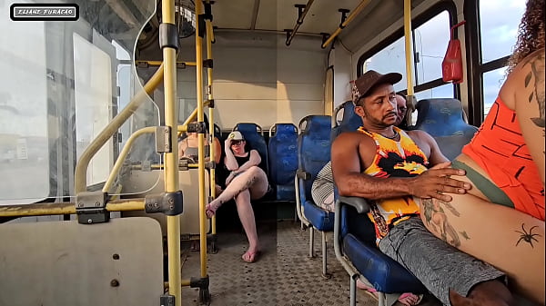 Download Video - MULHER CASADA DAR MOLE PRA UM CARA ESTRANHO DENTRO DO ONIBUS E TERMINA TRANZANDO COM ELE