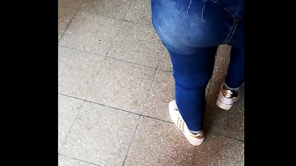 Morra culona en rico jean ajustado
