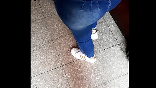 Morra culona en rico jean ajustado