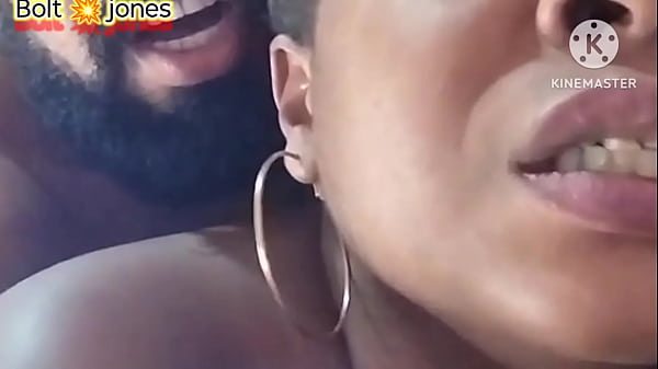 Download Video - ANGOLANA XANDELLE FAMOSA GANG DAS CASA DE SWING DANDO SEU BELO CUZINHO PARA O SAFADO DO BOLT JONES&period;