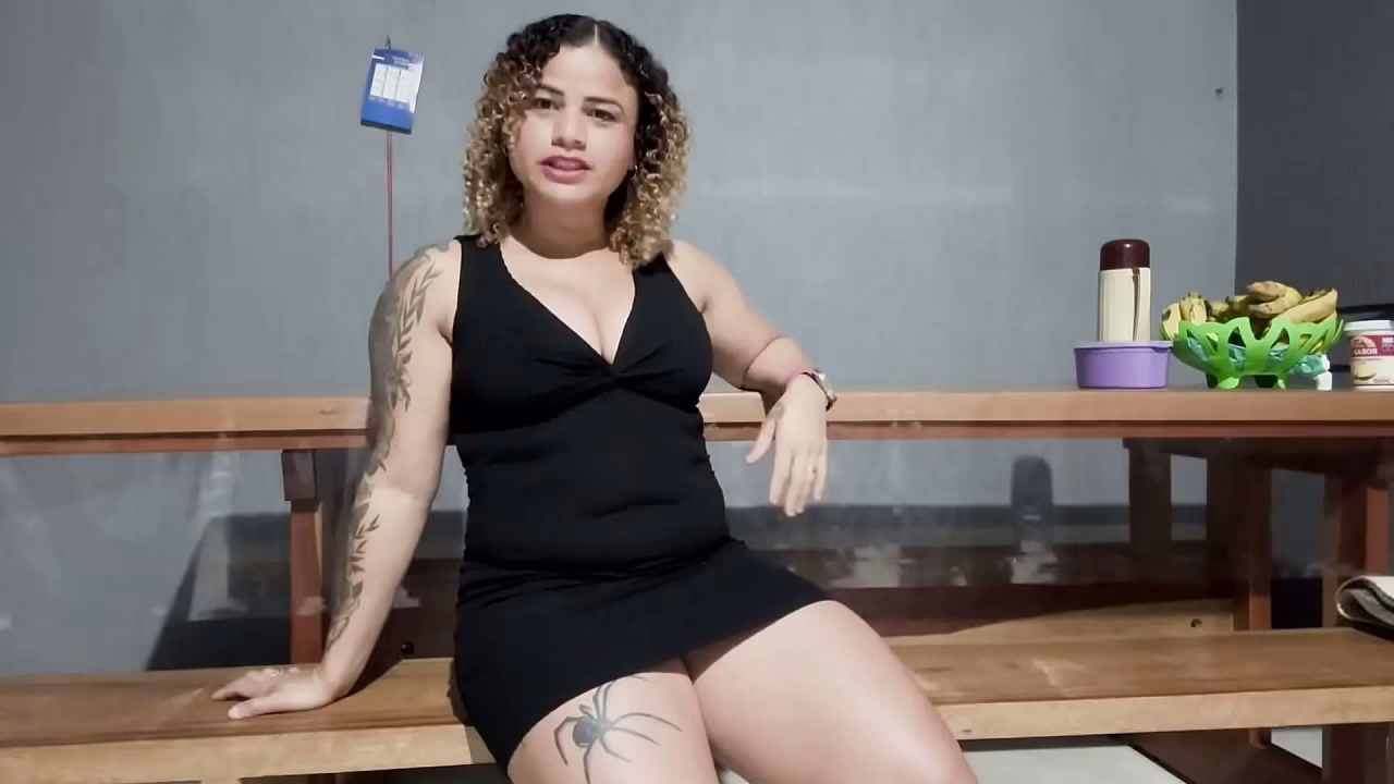 Procurando homens de pau grande para me foder Enquanto me mostro e apalpo meus peit&otilde_es sou uma gordinha tes&atilde_o e com muita vontade de sexo Voc&ecirc_ pode me foder por favor