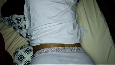 Download Video - Hermanastra de gran trasero con las bragas a un lado&period; Porno casero