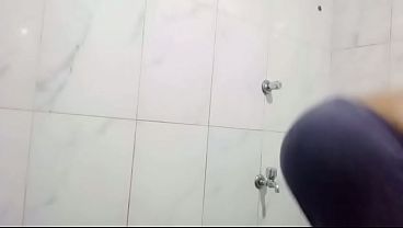 iam i sexy ?desi girl bathing