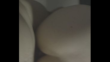 義父が義理の娘の肛門の処女を奪い、おもちゃと交換する