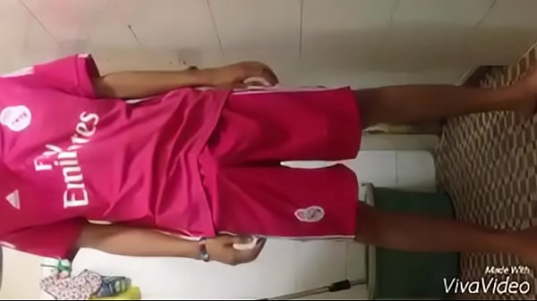 Download Video - Vietnam boy mắc t&egrave; xử lu&ocirc;n ra quần mới mua