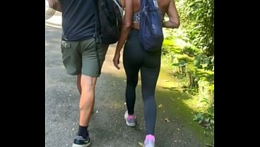 Belinha Hotwife aprontou na trilha do mirante: seduziu o guia e tomou gozada na boca. Corninho registrou