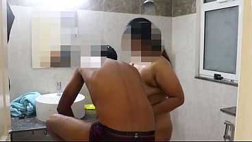 セクシーな義姉の義理の兄弟はタオルの理由を知り、その後シャワーセックスをした。
